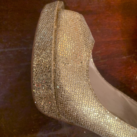 Kept in original box, classy, Michael Kors beautiful high heels. GREAT condition - Picture 6 of 14